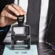 Trodat Professional 5204 Selbstfärbestempel für Anwälte auf einem Kanzleischreibtisch