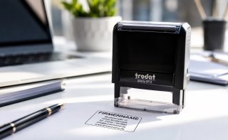 Firmenstempel mit Firmenname, Adresse, Telefonnummer und Logo für Unternehmen
