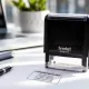 Firmenstempel mit Firmenname, Adresse, Telefonnummer und Logo für Unternehmen