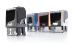 Trodat Printy 4912 in Schwarz mit weiteren farbigen Gehäusevarianten im Hintergrund.