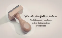 Holzstempel mit rundem Holzgriff auf hellem Hintergrund