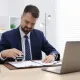 Rechtsanwalt verwendet einen Stempel für Kanzleidokumente im modernen Büro