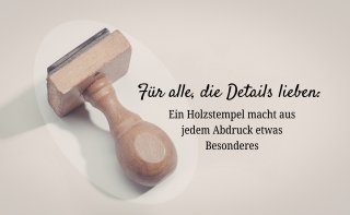 Holzstempel mit rundem Holzgriff auf hellem Hintergrund