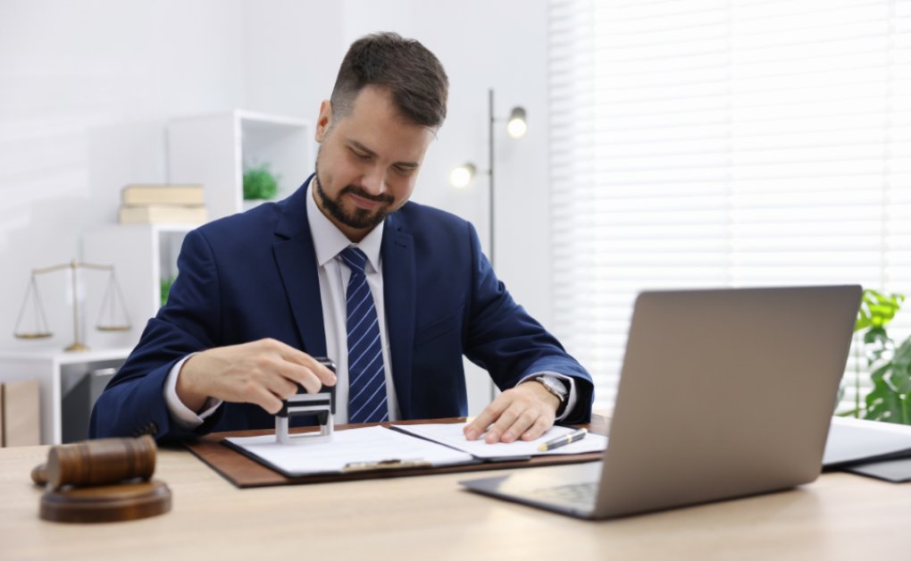 Rechtsanwalt verwendet einen Stempel für Kanzleidokumente im modernen Büro