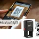Person scannt mit dem Smartphone einen QR Code Stempel Daneben ein Stempelgerät Trodat Printy 4923 mit QR Code Abdruck