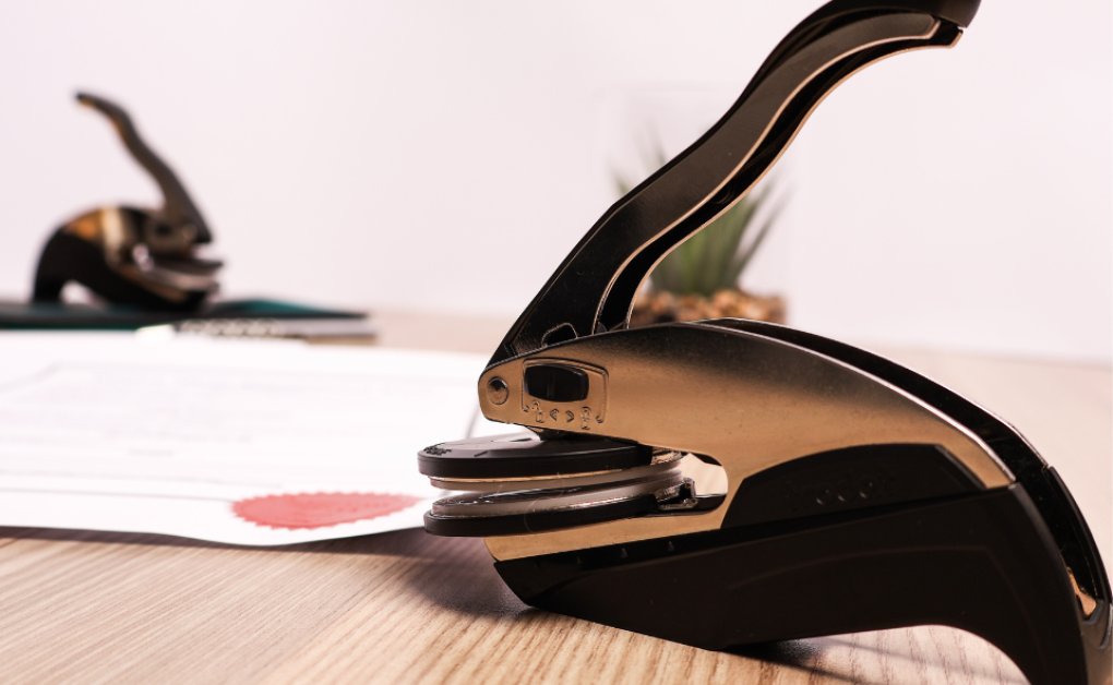 Prägestempel und Prägezange für elegante Blindprägung auf Papier und Zertifikaten
