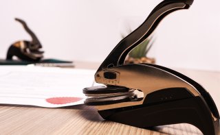 Prägestempel und Prägezange für elegante Blindprägung auf Papier und Zertifikaten